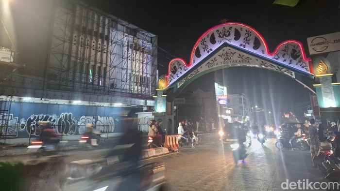 Suasana di Jalan Magelang, Tegalrejo, Kota Jogja usai diduga terjadi kericuhan, Minggu (19/4/2026).