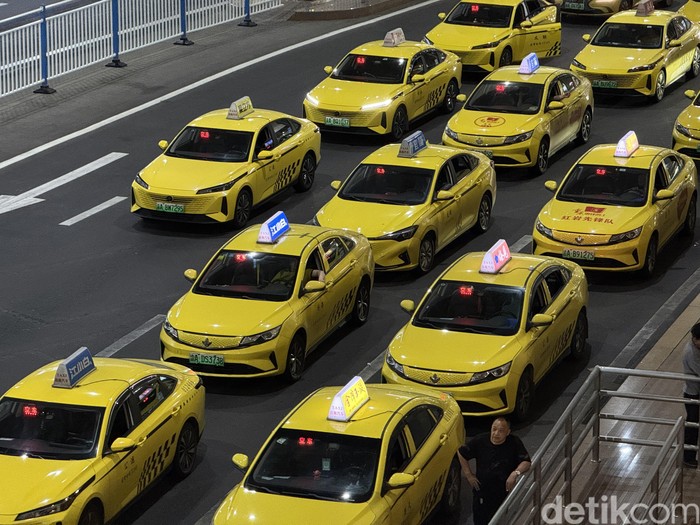Di Chongqing, China, masyarakat menyebutn taksi kuning dengan 'Ferrari Kuning'.