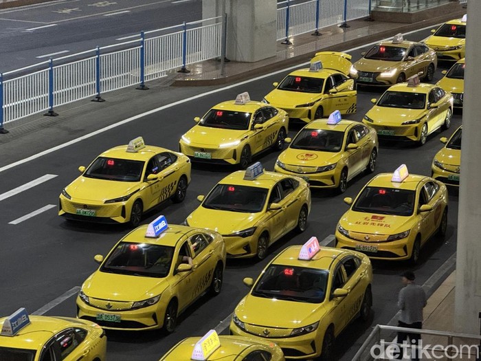 Di Chongqing, China, masyarakat menyebutn taksi kuning dengan Ferrari Kuning.