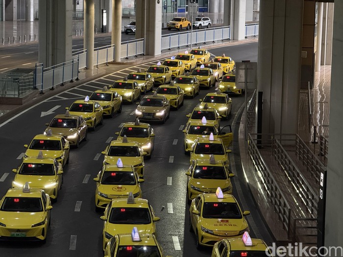 Di Chongqing, China, masyarakat menyebutn taksi kuning dengan Ferrari Kuning.
