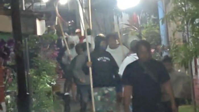 Tangkapan layar video aksi tawuran dua kelompok di dalam permukiman di Kelurahan Ngilir, Kendal, Minggu (19/4/2026) dini hari.