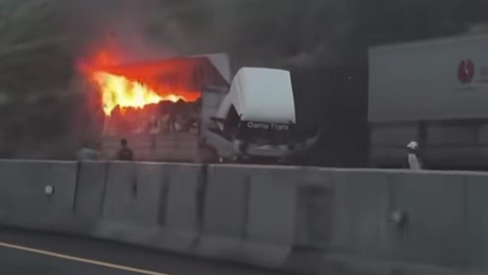 Tangkapan layar video truk tronton muatan paket terbakar di tol Semarang-Solo KM 450+100 B, Kabupaten Semarang, Minggu (19/4/2026).