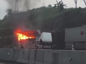 Truk Tronton Muatan Paket Shopee Terbakar di Tol Semarang