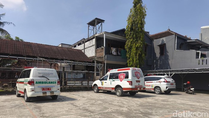 Tiga unit ambulans siaga di halaman parkir MA Yasua Pilangwetan, belakang PPTQ Asnawiyyah, Desa Pilangwetan, Kebonagung, Demak, Minggu (19/4/2026).