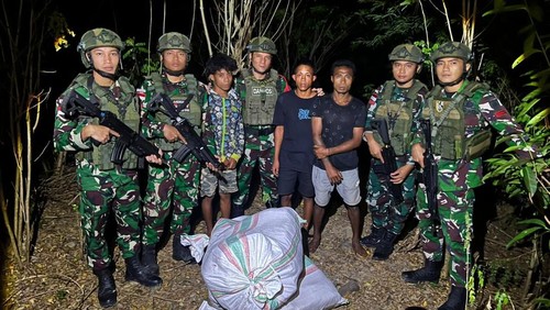 Tiga warga Timor Leste diamankan petugas lantaran masuk Indonesia lewat jalur ilegal dengan melintasi sungai di Kabupaten Belu, NTT, Jumat (17/4/2026). (Foto: Dok. Imigrasi Kelas II TPI Atambua)