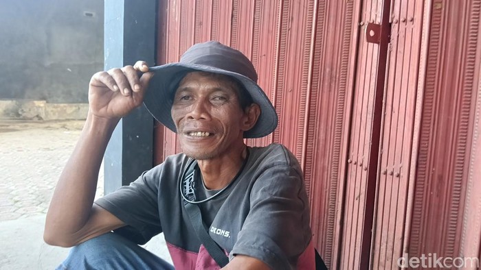 Tolib (45), penjual kerupuk di Bundaran Adipura Indramayu.