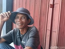 Asa Tolib di Indramayu Menyambung Hidup dengan Berjualan Kerupuk