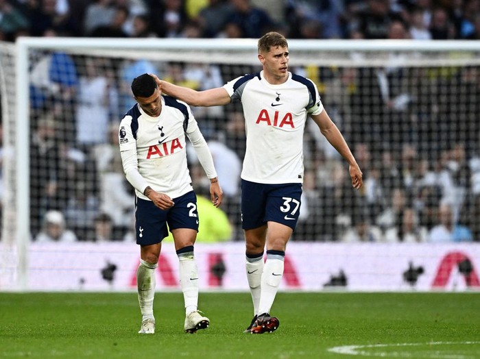 Soccer Football - Premier League - Tottenham Hotspur v Brighton & Hove Albion - Tottenham Hotspur Stadium, London, Britain - April 18, 2026 Tottenham Hotspur's Pedro Porro and Micky van de Ven look dejected after the match REUTERS/Dylan Martinez EDITORIAL USE ONLY. NO USE WITH UNAUTHORIZED AUDIO, VIDEO, DATA, FIXTURE LISTS, CLUB/LEAGUE LOGOS OR 'LIVE' SERVICES. ONLINE IN-MATCH USE LIMITED TO 120 IMAGES, NO VIDEO EMULATION. NO USE IN BETTING, GAMES OR SINGLE CLUB/LEAGUE/PLAYER PUBLICATIONS. PLEASE CONTACT YOUR ACCOUNT REPRESENTATIVE FOR FURTHER DETAILS. REFILE - CORRECTING EVENT
