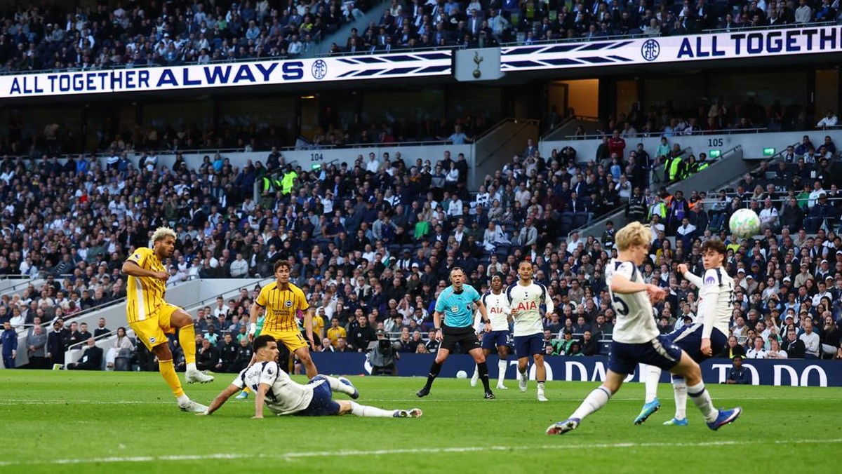 Tottenham Hotspur diimbangi Brighton 2-2 karena gol injury time. (Action Images via Reuters/Matthew Childs)