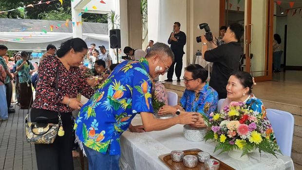 Tradisi Memandikan Patung Buddha di Festival Songkran 2026