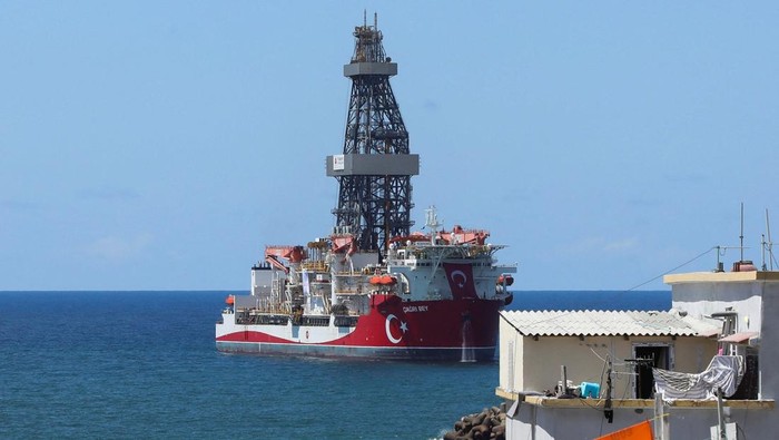 Turkish drilling vessel Cagri Bey, which is set to conduct Turkey's first deep-sea drilling operation docks in the Indian Ocean near the Mogadishu sea port in Mogadishu, Somalia April 10, 2026. REUTERS/Feisal Omar