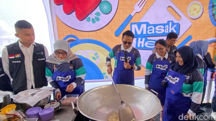 Wakil Wali Kota Cimahi Adhitia Yudisthira masak bareng masyarakat