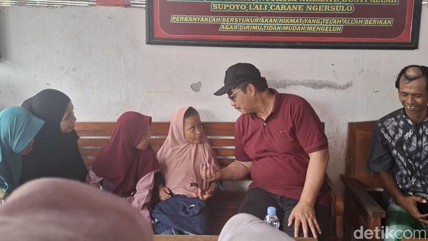 Walkot Jogja Temui Azizah di Bocah Pemulung Wali Kota Hasto Wardoyo saat mengunjungi Azizah, bocah TK yang merawat ayahnya di Yayasan Rumah Singgah Bumi Damai, Kotagede, Kota Jogja, Minggu (19/4/2026).