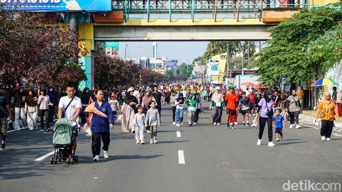Warga memadati kawasan Car Free Day di Jalan Margonda, Depok, Minggu (19/4/2026).