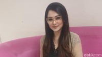 Mantan news anchor itu meminta tanda kepada Sang Pencipta. Beri aku tanda jika engkau rida aku harus bekerja, beri aku tanda program di televisi dengan penampilan baru meskipun itu mustahil dengan umur sudah 40 tahun, mana ada yang mau sama gue. Apalagi sudah menghilang jadi presenter hampir 12 tahun, ucapnya. aaFoto: Muhammad Aditya Dzaky Reinaldi/detikcom