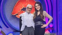 Zeda Salim membagikan cerita soal keputusannya melepas hijab saat mengisi Rumpi: No Secret di Trans TV, kemarin. Dia menjelaskan keputusannya mengubah penampilan salah satu alasannya karena haris bekerja. Dia harus menafkahi anak serta orang tua yang sudah sepuh.  Foto: Instagram @zedasalim