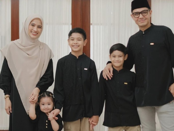 5 Potret Aulia Putri Cantik Alyssa Soebandono & Dude Harlino