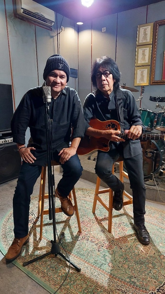 Ade Hubart kembali dengan single terbaru Come On, diproduseri Ian Antono. Lagu ini menggambarkan pergulatan batin dan pesan optimisme dalam hidup.