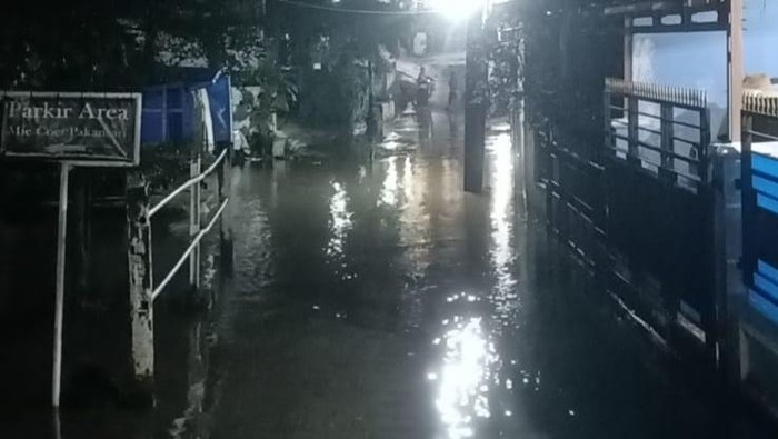 Air Sungai Ciluar Bogor Meluap