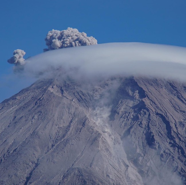 Aktivitas Meningkat, Gunung Semeru Keluarkan Asap Vulkanis