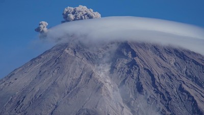 Aktivitas Meningkat, Gunung Semeru Keluarkan Asap Vulkanis