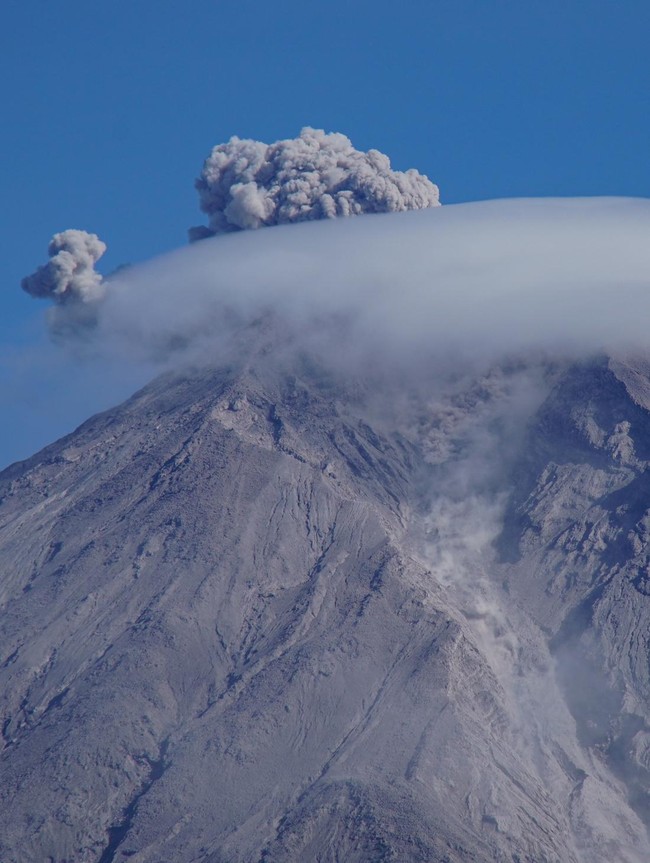 Aktivitas Meningkat, Gunung Semeru Keluarkan Asap Vulkanis