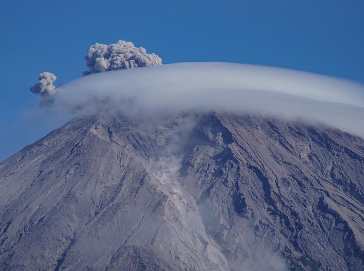 Aktivitas Meningkat, Gunung Semeru Keluarkan Asap Vulkanis
