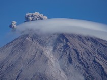 Aktivitas Meningkat, Gunung Semeru Keluarkan Asap Vulkanis