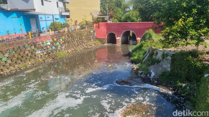 Air di dam belik, Pandes I, Wonokromo, Pleret, Bantul yang penuh busa, Senin (20/4/2026). Diduga busa itu merupakan limbah cair yang memicu banyak ikan di sungai tersebut pingsan hingga mati.
