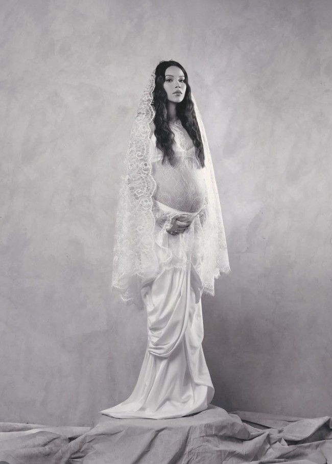 Alyssa Daguise kembali tampil memukau di pemotretan maternity terbaru. Kali ini istri Al Ghazali itu memilih konsep monokrom yang timeless dan classy. Foto diambil dalam warna hitam-putih, menciptakan suasana yang lembut, tenang, sekaligus penuh makna. Foto: Instagram/@alyssadaguise