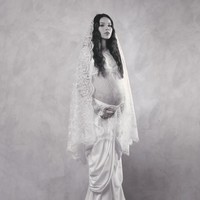 Potret Maternity Alyssa Daguise Berbalut Lace & Nuansa Monokrom yang Classy