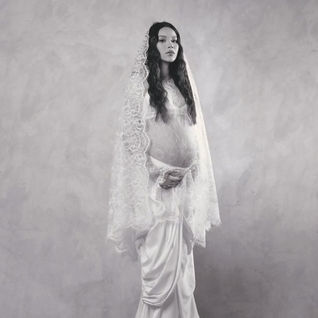 Potret Maternity Alyssa Daguise Berbalut Lace & Nuansa Monokrom yang Classy