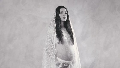 Potret Maternity Alyssa Daguise Berbalut Lace & Nuansa Monokrom yang Classy