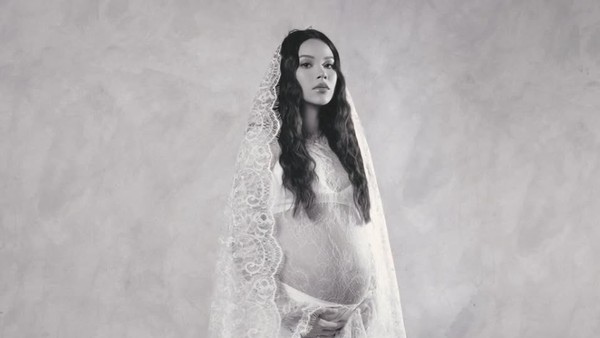Potret Maternity Alyssa Daguise Berbalut Lace & Nuansa Monokrom yang Classy
