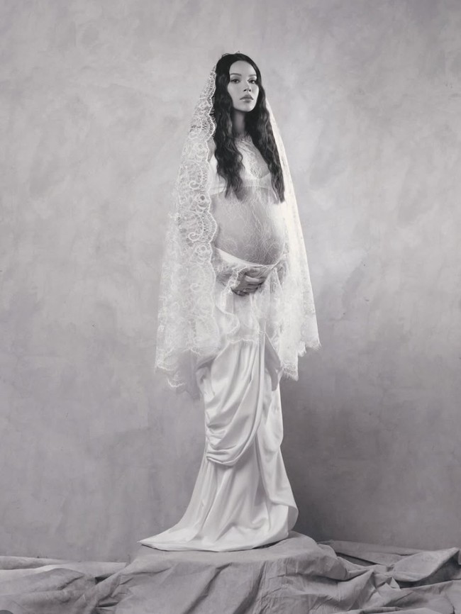 Potret Maternity Alyssa Daguise Berbalut Lace & Nuansa Monokrom yang Classy