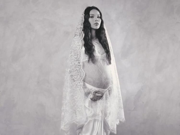 Potret Maternity Alyssa Daguise Berbalut Lace & Nuansa Monokrom yang Classy