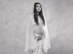 Potret Maternity Alyssa Daguise Berbalut Lace & Nuansa Monokrom yang Classy