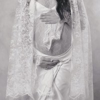 Alyssa tampil dalam  balutan lace transparan yang feminin. Ia mengenakan atasan berbahan lace tipis transparan dengan motif floral yang halus. Material ini memberikan kesan delicate sekaligus menonjolkan keindahan bentuk perut kehamilannya. Foto: Instagram/@alyssadaguise