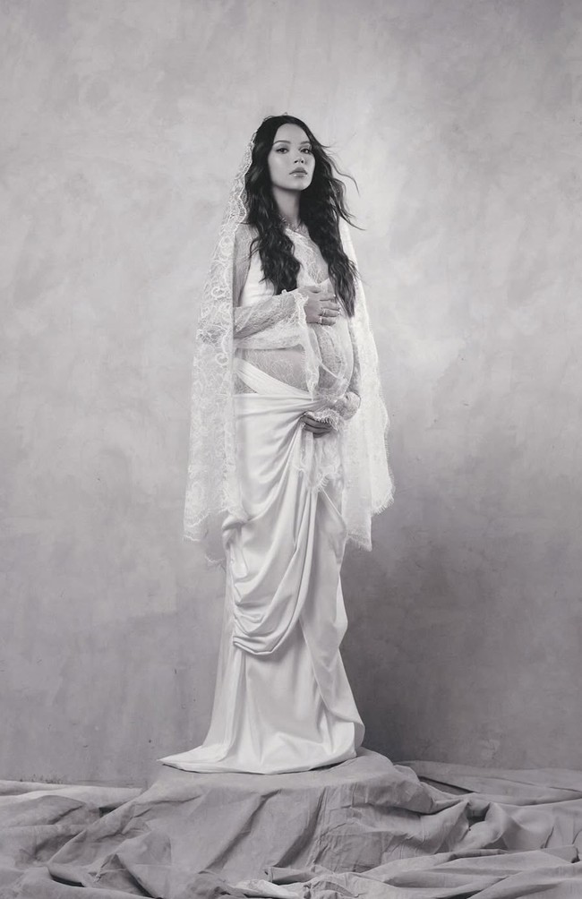 Bagian bawah menggunakan kain satin berwarna terang yang elegan. Kain tersebut dililitkan secara drapery di pinggul. Potongannya jatuh lembut, memberi efek flowy dan klasik. Foto: Instagram/@alyssadaguise