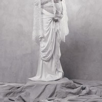 Bagian bawah menggunakan kain satin berwarna terang yang elegan. Kain tersebut dililitkan secara drapery di pinggul. Potongannya jatuh lembut, memberi efek flowy dan klasik. Foto: Instagram/@alyssadaguise