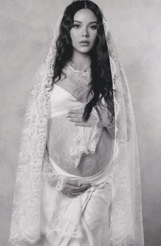 Salah satu elemen paling mencuri perhatian adalah veil atau selendang lace panjang yang menutupi kepala hingga menjuntai ke bawah. Ini memberi nuansa dramatis pada tampilan Alyssa. Foto: Instagram/@alyssadaguise