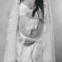 Salah satu elemen paling mencuri perhatian adalah veil atau selendang lace panjang yang menutupi kepala hingga menjuntai ke bawah. Ini memberi nuansa dramatis pada tampilan Alyssa. Foto: Instagram/@alyssadaguise