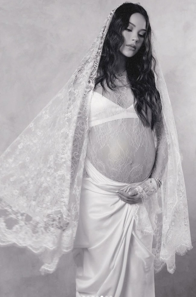 Rambutnya dibiarkan panjang dengan gelombang lembut, terkesan effortless namun tetap rapi. Sementara riasan wajahnya cenderung natural dengan sentuhan soft glam. Foto: Instagram/@alyssadaguise