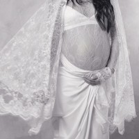 Rambutnya dibiarkan panjang dengan gelombang lembut, terkesan effortless namun tetap rapi. Sementara riasan wajahnya cenderung natural dengan sentuhan soft glam. Foto: Instagram/@alyssadaguise