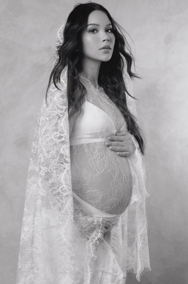 Material lace menerawang membuat baby bump di perut Alyssa jelas terlihat. Menjelang persalinan, perut Alyssa tampak sudah semakin besar. Foto: Instagram/@alyssadaguise