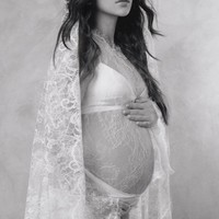 Material lace menerawang membuat baby bump di perut Alyssa jelas terlihat. Menjelang persalinan, perut Alyssa tampak sudah semakin besar. Foto: Instagram/@alyssadaguise