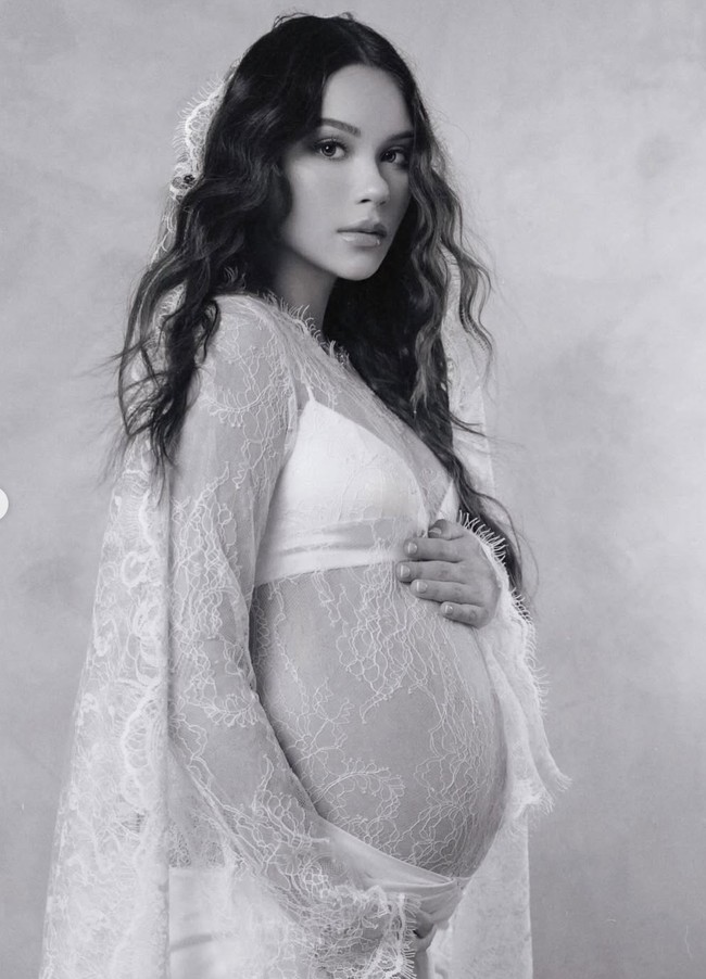 Penampilan Alyssa kembali dibanjiri pujian netizen. Tak sedikit yang menyebut kecantikan bumil satu ini terlihat begitu unreal. Foto: Instagram/@alyssadaguise