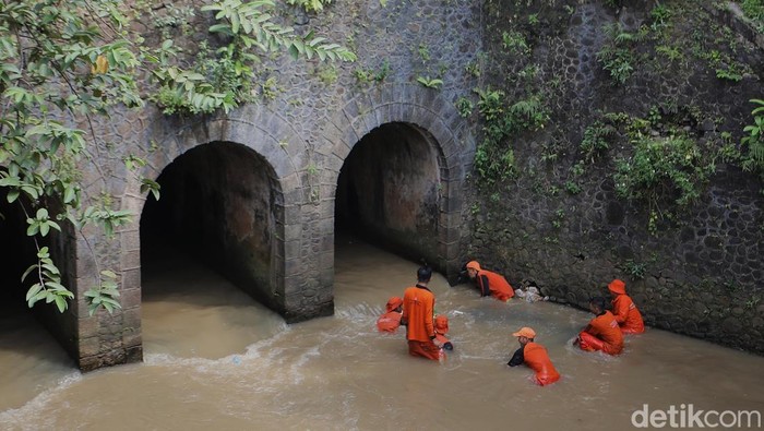 Petugas Penanganan Prasarana dan Sarana Umum (PPSU) melakukan penangkapan ikan sapu-sapu di anak Kali Ciliwung, Matraman, Jakarta, Senin (20/4/2026). Gubernur DKI Jakarta Pramono Anung Wibowo berencana membentuk petugas penyedia jasa lainnya perorangan (PJLP) khusus untuk menangkap dan mengatasi ikan sapu-sapu agar upaya menjaga ekosistem perairan di Jakarta dapat dilakukan secara berkelanjutan.