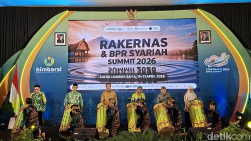 Anggota Dewan Komisioner Lembaga Penjamin Simpanan (LPS) Doddy Zulverdi bersama Gubernur NTB Lalu Muhamad Iqbal dan Ketua Himbarsi Alfi Wijaya membuka acara Rapat Kerja Nasional dan BPRS Summit 2026 di Mataram, Senin (20/4/2026). (Foto: Ahmad Viqi/detikBali).