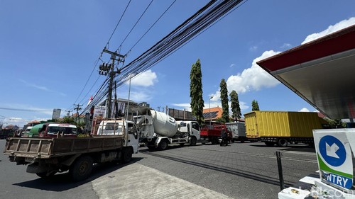 Antrean truk di SPBU Teuku Umar pagi ini, Senin (20/4/2026).